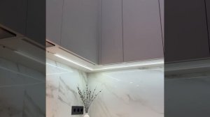 Современная П-образная кухня с фасадами без ручек