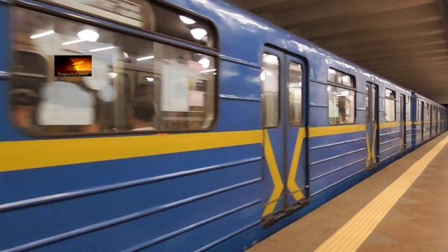 Прибытие и отправление метропоезда на станции Святошин