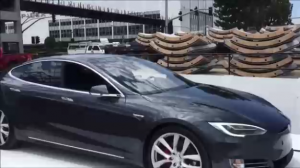 Илон Маск продемонстрировал на Tesla Model S, как будет работать платформа-подъемник