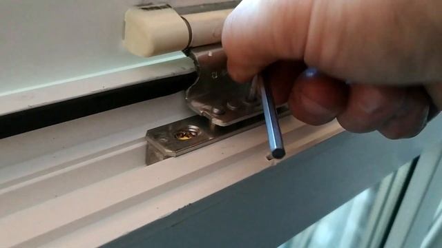 Как отрегулировать фрамужную пластиковую створку?