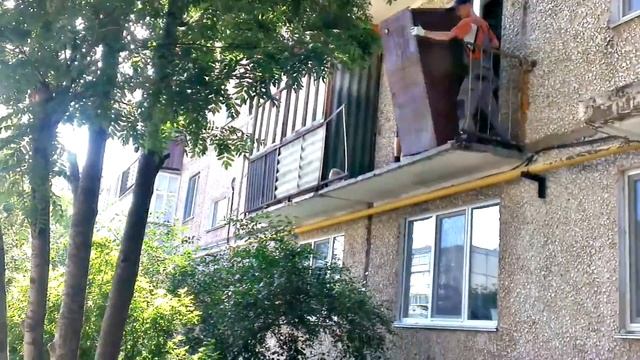 Сейф прыгает на балкон смотреть онлайн