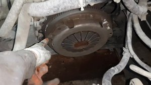 Nissan Primera P12 QG16 замена и установка сцепления.