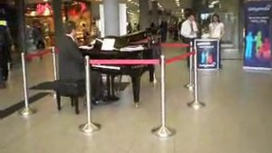 Пианист на вокзале.