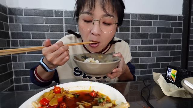【逛吃眉山】四川红油钵钵鸡一吃100多！碗碗羊肉爆炒羊肝，爆辣爆爽拌饭超绝！【逛吃小猪猪】