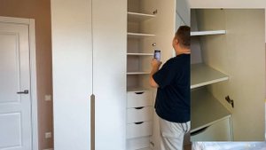 Шкаф на мансарде в стиле минимализм из крашеного МДФ с интегрированными ручками из шпона