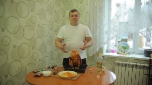 Курица на бутылке пива.