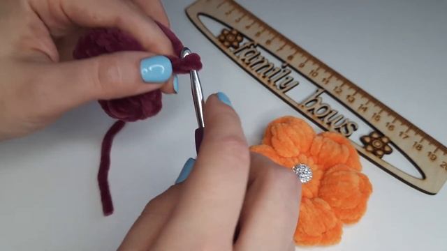 Цветок из плюшевой пряжи крючком. Из остатков плюшевой пряжи. Цветок резинка. Мастер класс