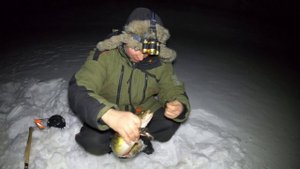 ЭВАКУИРУЕМ СНЕГОХОД И ЛОВИМ НАЛИМОВ / Evacuate the snowmobile and catch burbot