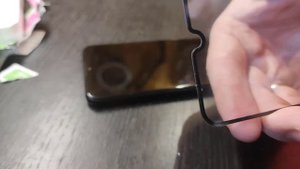 Наклейка защитного стекла на смартфон с трещиной на экране