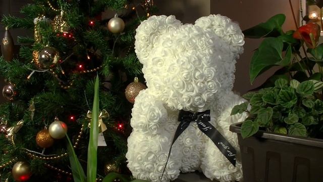 Белый цветочный мишка из роз смотреть онлайн