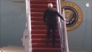 Дед опять с лестницы упал