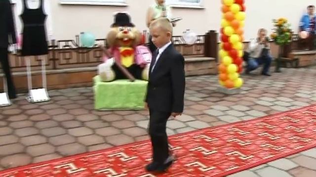 Показ коллекции одежды делового стиля для школьников