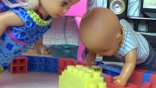 Катя макс папа в палатках. Макс и папа. Домик мистера макса. Катя и макс с папой в домике. Видео домик катя и макс.