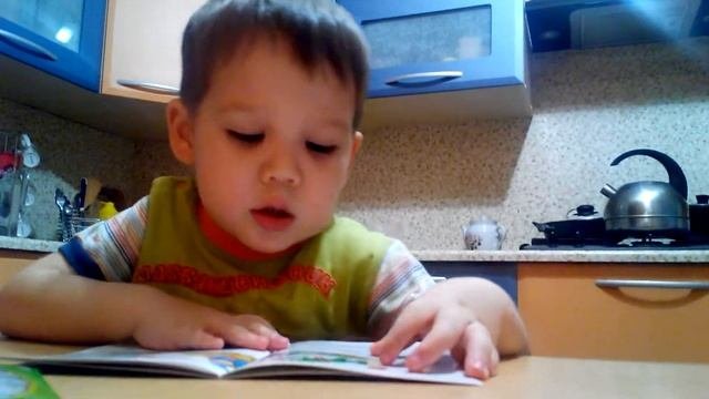 Читает сказки ребёнок 2х лет))