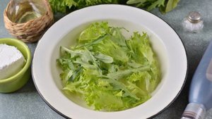 Салат из арбуза с фетой и рукколой