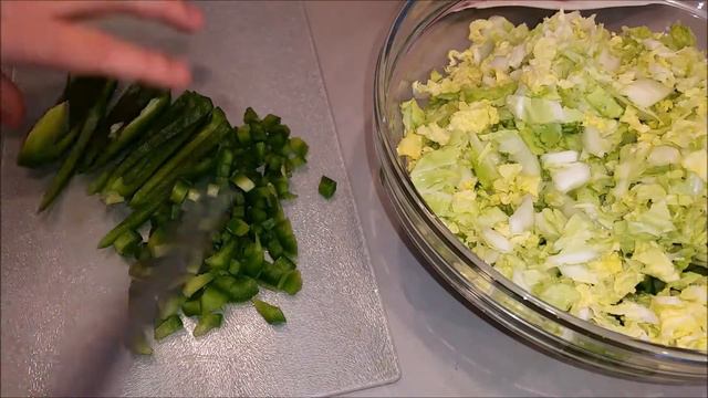 Ķīnas kāposta un krabju nūjiņu salātu recepte. Video receptes. 119.sērija