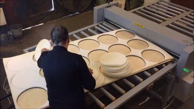 Демонстрация работы валкового пресса ПВС Компакт-С 1600. Вырубка изделий из поролона. смотреть онлайн