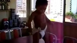 маленький мальчик танцует бразильский танец