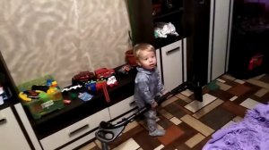 Малыш пылесосит, ржака)))