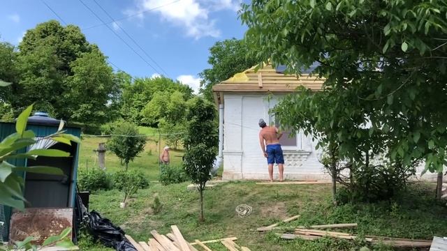VLOG: ЧТО СЛУЧИЛОСЬ С ДОМОМ БЕЗ КРЫШИ?! ОГОРОДНЫЕ РАБОТЫ. смотреть онлайн