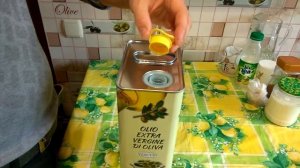 Как не разливая налить оливковое масло?