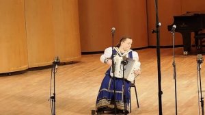 Лия Брагина игра на гармони.Смуглянка. Рок-н-ролл уже мертв, а гармонь ещё нет!!!!