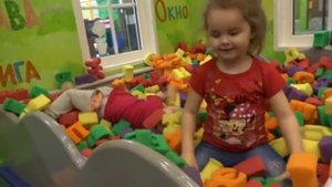 Маленькие дети и лучшие забавы Игрушки и развлечения для детей в Парке развлечений Video for kids