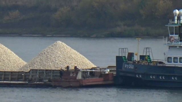 Буксир РТ-350 с баржей щебня на Оке около города Муром смотреть онлайн