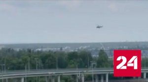 Военкор показал кадры атаки на вертолет ВС России - Россия 24
