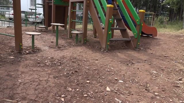 Установили новую детскую площадку, но до конца строительные работы так и не довели