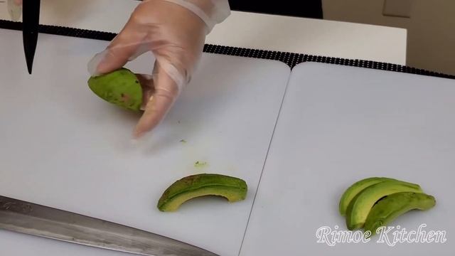 HOW TO CUT AN AVOCADO FOR SUSHI - beginners and pro смотреть онлайн