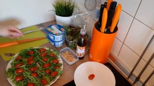 Салат с рукколой, сыром"МОЦАРЕЛЛА" и кедровыми орешками!