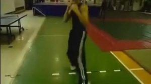 Прямой удар правой в туловище с шагом вперед