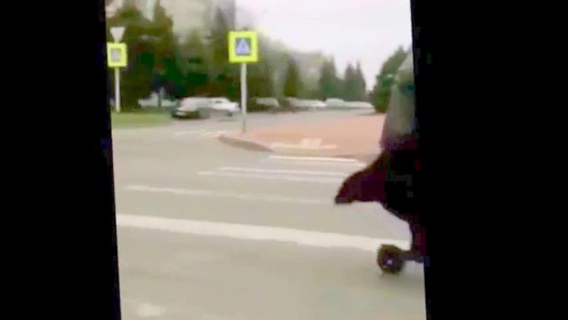 Самокат на дороге смотреть онлайн