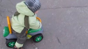 Ярославу 1 год 5 месяцев. Первый раз на толокаре на улице.