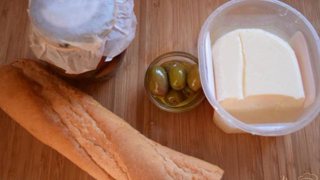 Канапе с вялеными помидорами, моцареллой и оливками