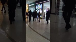Быдло охрана в ТЦ "Океания" на м.Славянском бульваре