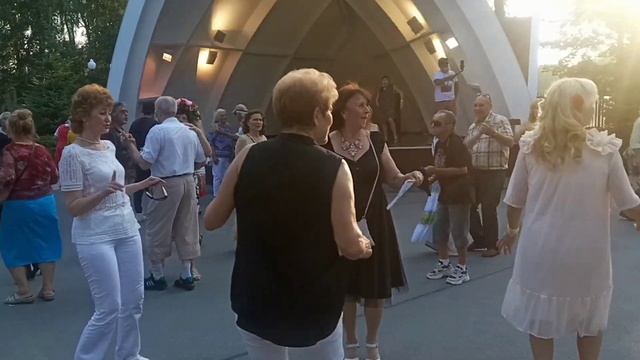 Люди встречаются!!!??Танцы в парке Горького!!!??Харьков 2021 смотреть онлайн