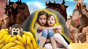 Детское шоу SistersTwister: Мультик виртуальная реальность. Животные из телевизора.Смешная обезьяна