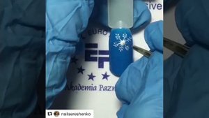 Рисуем снежинки на ногтях