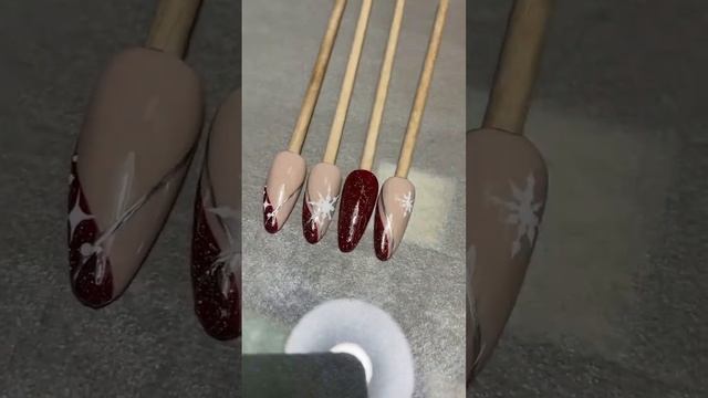 Время новогодних дизайнов❄️записывайтесь на декабрь пока есть места?? тг:nails_vikaartemovna