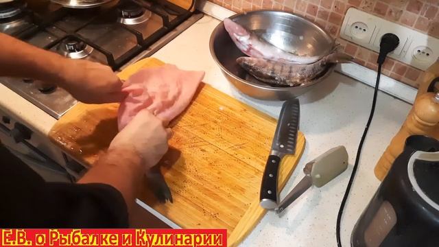 Как почистить рыбу на кухне чтоб не испачкать чешуей стол и стены,проверенный способ. Чистим рыбу.