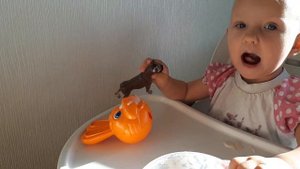 Как накормить  ребенка? Показать на примере...