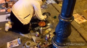 Девушка красиво рисует картины балончиком !