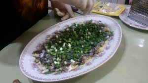 Анчоусы под шубой .Пикантный вкус традиционного салата.