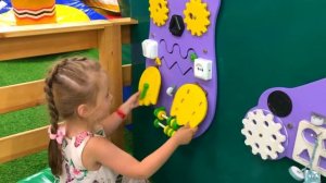 ДЕТИ ИГРАЮТ В ДЕТСКОМ ПАРКЕ / СУПЕР ПАРК РАЗВЛЕЧЕНИЙ / CHILDREN'S PLAY CENTER