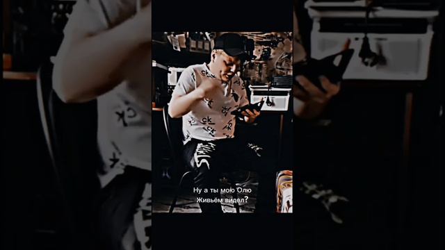 Пацан офигенно читает рэп