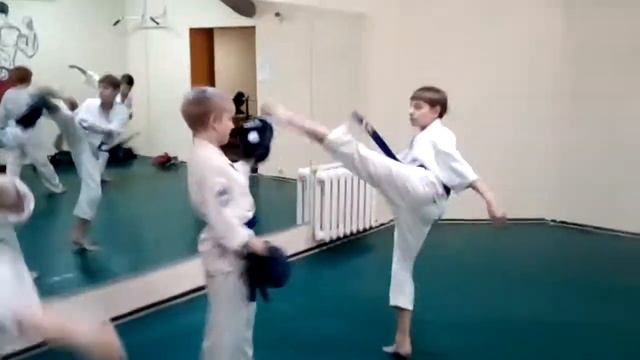 Постановка удара маваши гери. Детская секция Араши карате. Киев.
