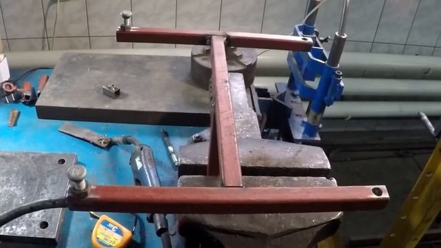 Подставка под миски для собаки своими руками.Подставка под миски для собаки своими руками. смотреть онлайн