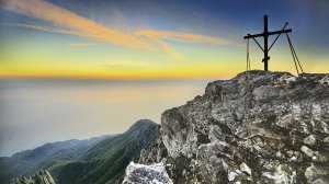 Горе́ име́ем сердца́